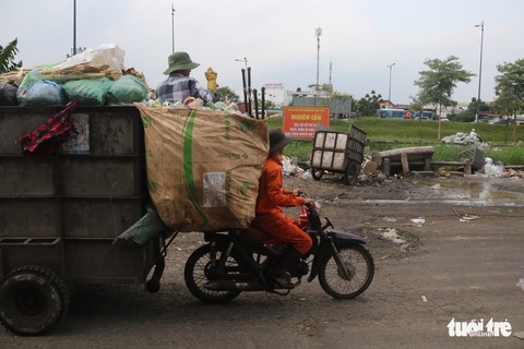 Ngộp thở với các bãi rác kinh dị giữa đường phố Sài Gòn - Ảnh 10. Ngộp thở với các bãi rác kinh dị giữa đường phố Sài Gòn - Ảnh 10.