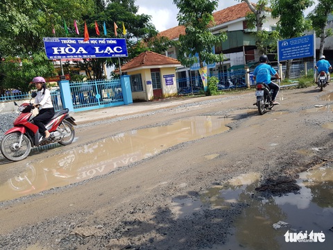 Dân khốn khổ vì 700 mét đường nhầy nhụa suốt nhiều năm liền - Ảnh 3. Dân khốn khổ vì 700 mét đường nhầy nhụa suốt nhiều năm liền - Ảnh 3.