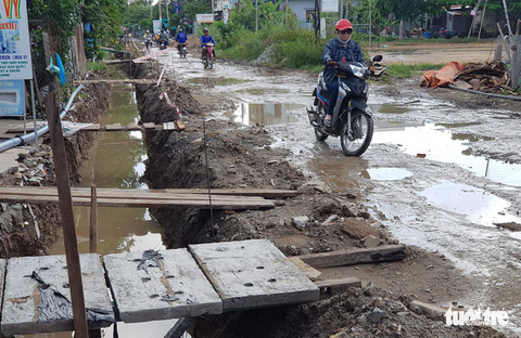 Dân khốn khổ vì 700 mét đường nhầy nhụa suốt nhiều năm liền - Ảnh 1. Dân khốn khổ vì 700 mét đường nhầy nhụa suốt nhiều năm liền - Ảnh 1.