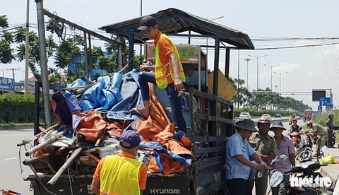 Lập chốt an ninh, chống móc túi tại trạm xe buýt trước KDL Suối Tiên - Ảnh 1. Lập chốt an ninh, chống móc túi tại trạm xe buýt trước KDL Suối Tiên - Ảnh 1.