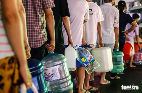 Nước bẩn ở Hà Nội: Dân đề nghị xử nghiêm, đòi Viwasupco bồi thường - Ảnh 1. Nước bẩn ở Hà Nội: Dân đề nghị xử nghiêm, đòi Viwasupco bồi thường - Ảnh 1.
