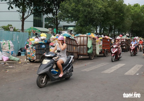 Ngộp thở với các bãi rác kinh dị giữa đường phố Sài Gòn - Ảnh 12. Ngộp thở với các bãi rác kinh dị giữa đường phố Sài Gòn - Ảnh 12.