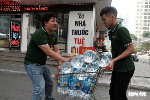 Hà Nội thiếu nước sạch: Cháy nước đóng chai, loại đắt loại rẻ đều bán hết - Ảnh 1. Hà Nội thiếu nước sạch: Cháy nước đóng chai, loại đắt loại rẻ đều bán hết - Ảnh 1.