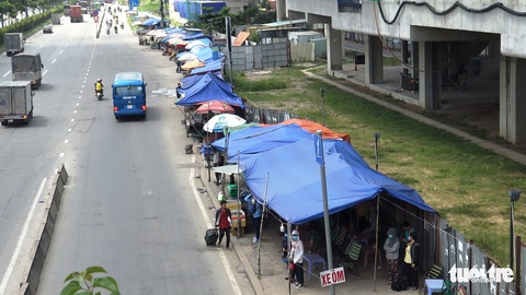 Lập chốt an ninh, chống móc túi tại trạm xe buýt trước KDL Suối Tiên - Ảnh 2. Lập chốt an ninh, chống móc túi tại trạm xe buýt trước KDL Suối Tiên - Ảnh 2.