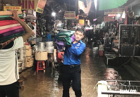 Nhiều tiểu thương chợ Vinh trắng tay sau đợt ngập lụt lịch sử - Ảnh 9. Nhiều tiểu thương chợ Vinh trắng tay sau đợt ngập lụt lịch sử - Ảnh 9.