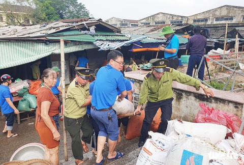 Nhiều tiểu thương chợ Vinh trắng tay sau đợt ngập lụt lịch sử - Ảnh 1. Nhiều tiểu thương chợ Vinh trắng tay sau đợt ngập lụt lịch sử - Ảnh 1.