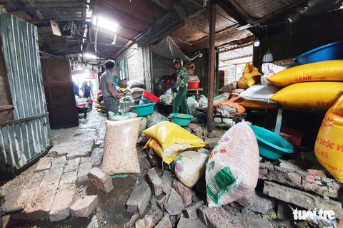 Nhiều tiểu thương chợ Vinh trắng tay sau đợt ngập lụt lịch sử - Ảnh 5. Nhiều tiểu thương chợ Vinh trắng tay sau đợt ngập lụt lịch sử - Ảnh 5.