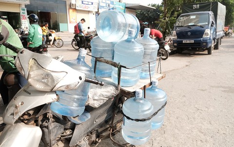 Hỏa tốc ngăn chặn lũng đoạn thị trường nước đóng chai ở Hà Nội - Ảnh 1. Hỏa tốc ngăn chặn lũng đoạn thị trường nước đóng chai ở Hà Nội - Ảnh 1.