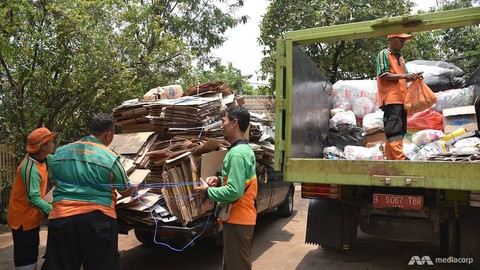 Người dân thích thú đổi rác lấy vàng - Ảnh 4. Người dân thích thú đổi rác lấy vàng - Ảnh 4.