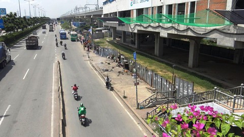 Lập chốt an ninh, chống móc túi tại trạm xe buýt trước KDL Suối Tiên - Ảnh 3. Lập chốt an ninh, chống móc túi tại trạm xe buýt trước KDL Suối Tiên - Ảnh 3.