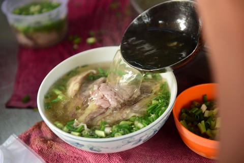 Sài Gòn có phở Tàu Bay, ăn tô xe lửa cả ngày... chán cơm - Ảnh 1. Sài Gòn có phở Tàu Bay, ăn tô xe lửa cả ngày... chán cơm - Ảnh 1.