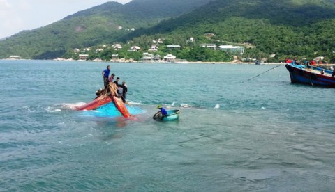 Tàu cá bị chìm khi tránh trú gió ở vùng biển Cù Lao Chàm - Ảnh 1. Tàu cá bị chìm khi tránh trú gió ở vùng biển Cù Lao Chàm - Ảnh 1.