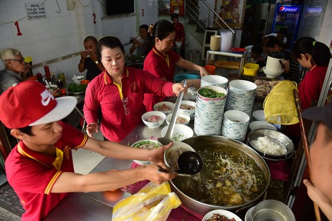 Sài Gòn có phở Tàu Bay, ăn tô xe lửa cả ngày... chán cơm - Ảnh 3. Sài Gòn có phở Tàu Bay, ăn tô xe lửa cả ngày... chán cơm - Ảnh 3.
