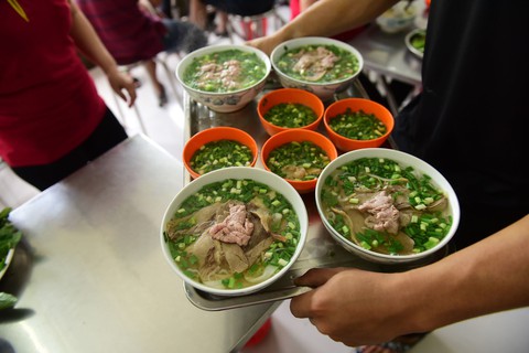 Sài Gòn có phở Tàu Bay, ăn tô xe lửa cả ngày... chán cơm - Ảnh 4. Sài Gòn có phở Tàu Bay, ăn tô xe lửa cả ngày... chán cơm - Ảnh 4.