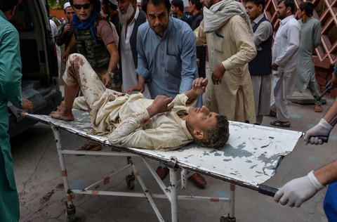 Đánh bom nhà thờ Hồi giáo ở Afghanistan, 62 người chết - Ảnh 2. Đánh bom nhà thờ Hồi giáo ở Afghanistan, 62 người chết - Ảnh 2.
