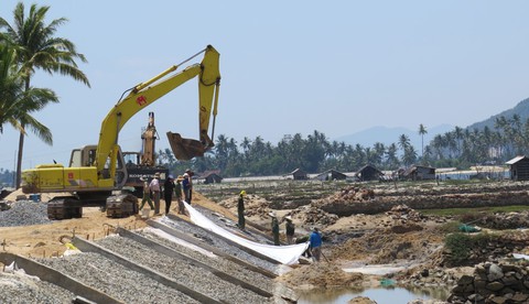 Kè xây 7 tháng mới có báo cáo đánh giá tác động môi trường - Ảnh 1. Kè xây 7 tháng mới có báo cáo đánh giá tác động môi trường - Ảnh 1.