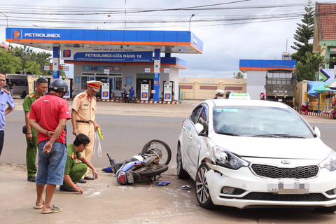 Hai học sinh lớp 10 bị tai nạn nghi do công an truy đuổi - Ảnh 1. Hai học sinh lớp 10 bị tai nạn nghi do công an truy đuổi - Ảnh 1.