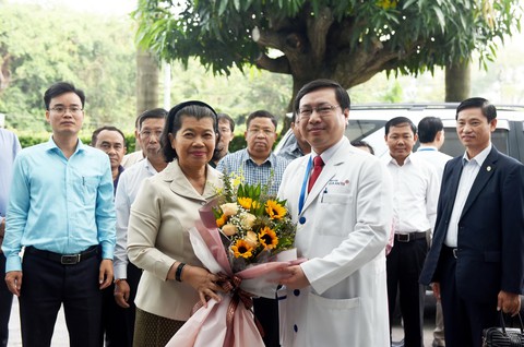 Phó thủ tướng Campuchia muốn người dân sang Việt Nam khám bệnh nhiều hơn - Ảnh 1. Phó thủ tướng Campuchia muốn người dân sang Việt Nam khám bệnh nhiều hơn - Ảnh 1.
