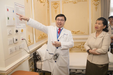 Phó thủ tướng Campuchia muốn người dân sang Việt Nam khám bệnh nhiều hơn - Ảnh 2. Phó thủ tướng Campuchia muốn người dân sang Việt Nam khám bệnh nhiều hơn - Ảnh 2.