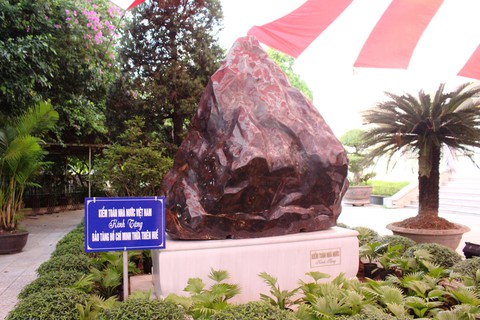 Kiểm toán nhà nước tặng khối đá quý 14 tấn cho Thừa Thiên Huế - Ảnh 1. Kiểm toán nhà nước tặng khối đá quý 14 tấn cho Thừa Thiên Huế - Ảnh 1.
