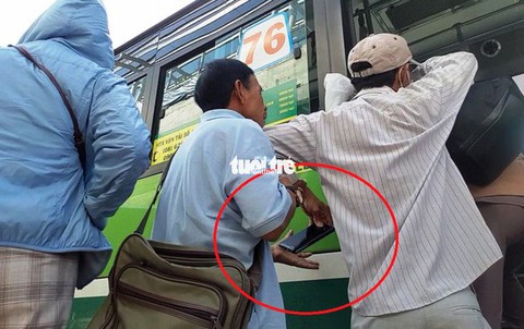 Giám đốc Sở Giao thông vận tải cảm ơn báo chí đã điều tra nhóm móc túi xe buýt - Ảnh 1. Giám đốc Sở Giao thông vận tải cảm ơn báo chí đã điều tra nhóm móc túi xe buýt - Ảnh 1.