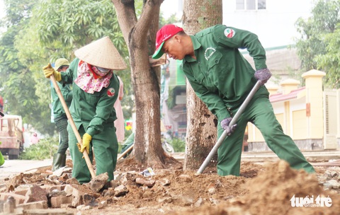 TP Vinh thay hơn 300 cây xanh làm phố đi bộ, dân tiếc nuối - Ảnh 1. TP Vinh thay hơn 300 cây xanh làm phố đi bộ, dân tiếc nuối - Ảnh 1.