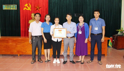 Tặng giấy khen cho nữ sinh trả lại 10 triệu đồng cho người đánh rơi - Ảnh 1. Tặng giấy khen cho nữ sinh trả lại 10 triệu đồng cho người đánh rơi - Ảnh 1.