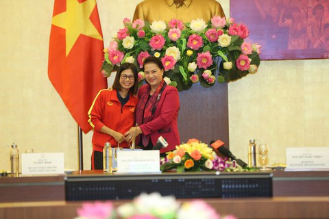 Chủ tịch Quốc hội Nguyễn Thị Kim Ngân: Thành tích của bóng đá nữ khiến bóng đá nam phải mơ ước - Ảnh 4. Chủ tịch Quốc hội Nguyễn Thị Kim Ngân: Thành tích của bóng đá nữ khiến bóng đá nam phải mơ ước - Ảnh 4.