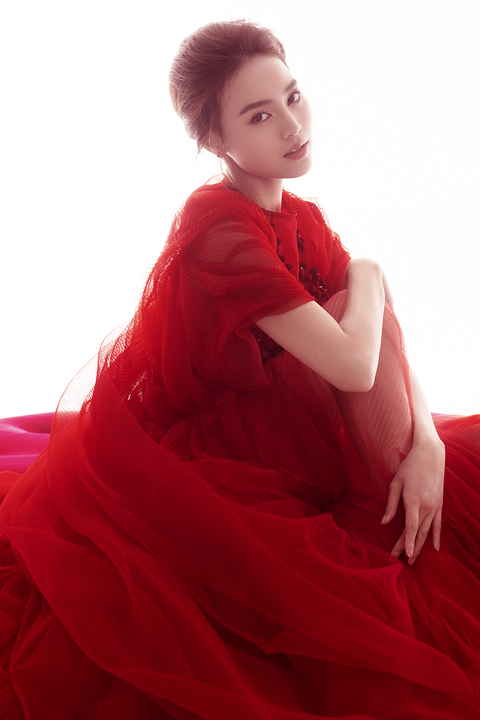 Phương My được sánh ngang Vera Wang, Valentino trên Harper’s Bazaar - Ảnh 5. Phương My được sánh ngang Vera Wang, Valentino trên Harper’s Bazaar - Ảnh 5.