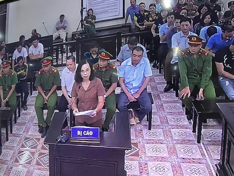 Bà Triệu Thị Chính nức nở nói bị mang tiếng là em ông Triệu Tài Vinh - Ảnh 2. Bà Triệu Thị Chính nức nở nói bị mang tiếng là em ông Triệu Tài Vinh - Ảnh 2.