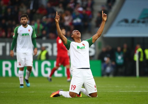 Bị Augsburg cầm chân phút bù giờ, Bayern Munich lỡ cơ hội chiếm ngôi đầu - Ảnh 3. Bị Augsburg cầm chân phút bù giờ, Bayern Munich lỡ cơ hội chiếm ngôi đầu - Ảnh 3.