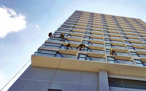 Cô gái treo mình lau kính trên các tòa nhà cao tầng như Người nhện - Ảnh 8. Cô gái treo mình lau kính trên các tòa nhà cao tầng như Người nhện - Ảnh 8.