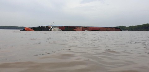 Tàu container chìm ở sông Lòng Tàu, Cần Giờ - Ảnh 2. Tàu container chìm ở sông Lòng Tàu, Cần Giờ - Ảnh 2.