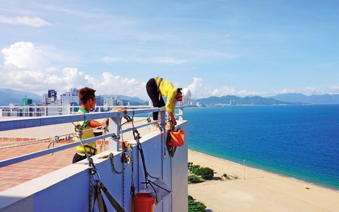 Cô gái treo mình lau kính trên các tòa nhà cao tầng như Người nhện - Ảnh 9. Cô gái treo mình lau kính trên các tòa nhà cao tầng như Người nhện - Ảnh 9.