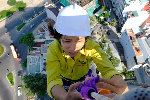 Cô gái treo mình lau kính trên các tòa nhà cao tầng như Người nhện - Ảnh 4. Cô gái treo mình lau kính trên các tòa nhà cao tầng như Người nhện - Ảnh 4.