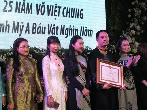 Cải lương chi bảo Bạch Tuyết trình diễn bộ sưu tập Lãnh Mỹ A báu vật nghìn năm - Ảnh 4. Cải lương chi bảo Bạch Tuyết trình diễn bộ sưu tập Lãnh Mỹ A báu vật nghìn năm - Ảnh 4.