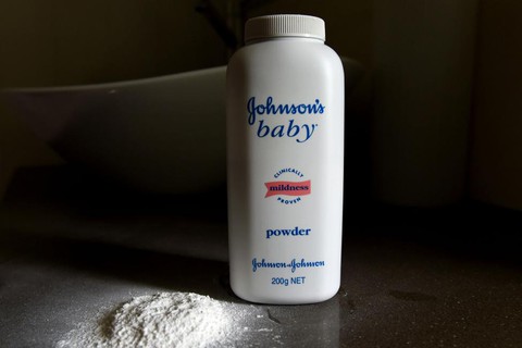 Johnson & Johnson thu hồi 33.000 sản phẩm phấn rôm nghi chứa chất gây ung thư - Ảnh 1. Johnson & Johnson thu hồi 33.000 sản phẩm phấn rôm nghi chứa chất gây ung thư - Ảnh 1.