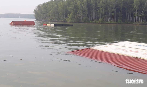 Tàu container chìm ở sông Lòng Tàu, Cần Giờ - Ảnh 1. Tàu container chìm ở sông Lòng Tàu, Cần Giờ - Ảnh 1.