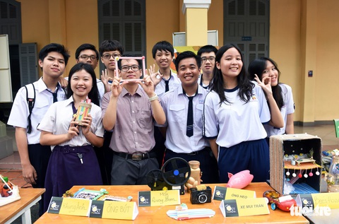 Học trò cấp 3 trổ tài phân loại rác, tìm tuổi cho rác - Ảnh 3. Học trò cấp 3 trổ tài phân loại rác, tìm tuổi cho rác - Ảnh 3.