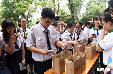 Học trò cấp 3 trổ tài phân loại rác, tìm tuổi cho rác - Ảnh 4. Học trò cấp 3 trổ tài phân loại rác, tìm tuổi cho rác - Ảnh 4.