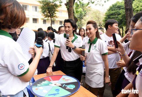 Học trò cấp 3 trổ tài phân loại rác, tìm tuổi cho rác - Ảnh 5. Học trò cấp 3 trổ tài phân loại rác, tìm tuổi cho rác - Ảnh 5.