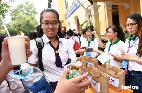 Học trò cấp 3 trổ tài phân loại rác, tìm tuổi cho rác - Ảnh 6. Học trò cấp 3 trổ tài phân loại rác, tìm tuổi cho rác - Ảnh 6.