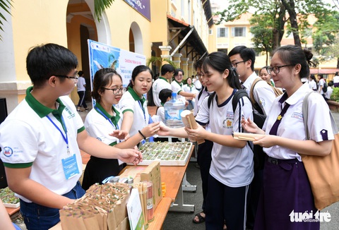 Học trò cấp 3 trổ tài phân loại rác, tìm tuổi cho rác - Ảnh 8. Học trò cấp 3 trổ tài phân loại rác, tìm tuổi cho rác - Ảnh 8.