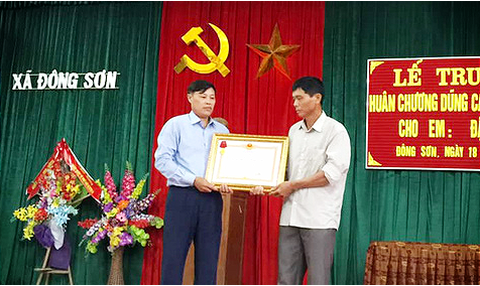 Truy tặng Huân chương dũng cảm cho nam sinh cứu em nhỏ - Ảnh 1. Truy tặng Huân chương dũng cảm cho nam sinh cứu em nhỏ - Ảnh 1.