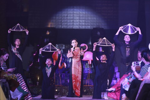 Cải lương chi bảo Bạch Tuyết trình diễn bộ sưu tập Lãnh Mỹ A báu vật nghìn năm - Ảnh 5. Cải lương chi bảo Bạch Tuyết trình diễn bộ sưu tập Lãnh Mỹ A báu vật nghìn năm - Ảnh 5.