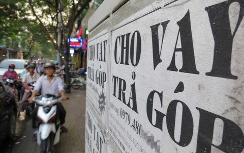 Quảng cáo cột điện: dẹp nổi không? - Ảnh 1. Quảng cáo cột điện: dẹp nổi không? - Ảnh 1.