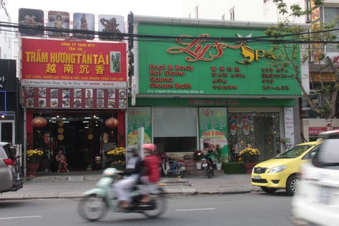 Kiểm tra bảng hiệu tiếng nước ngoài đè tiếng Việt ở Đà Nẵng - Ảnh 1. Kiểm tra bảng hiệu tiếng nước ngoài đè tiếng Việt ở Đà Nẵng - Ảnh 1.
