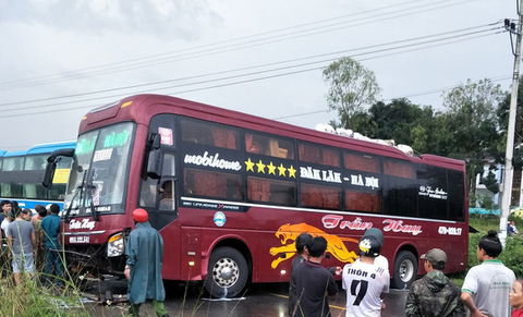 Hai xe giường nằm đối đầu trên đường Hồ Chí Minh, 7 hành khách nhập viện - Ảnh 1. Hai xe giường nằm đối đầu trên đường Hồ Chí Minh, 7 hành khách nhập viện - Ảnh 1.