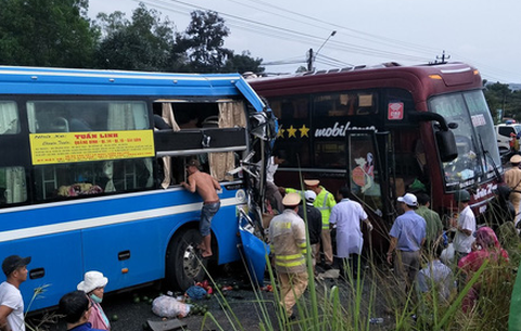 Hai xe giường nằm đối đầu trên đường Hồ Chí Minh, 7 hành khách nhập viện - Ảnh 2. Hai xe giường nằm đối đầu trên đường Hồ Chí Minh, 7 hành khách nhập viện - Ảnh 2.