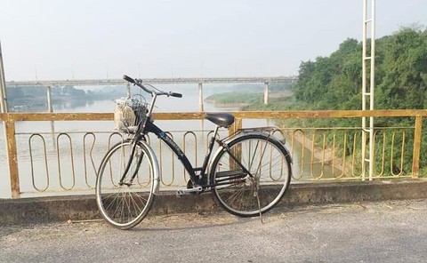 Nữ cử nhân bỏ xe đạp trên cầu nhảy sông tự vẫn - Ảnh 1. Nữ cử nhân bỏ xe đạp trên cầu nhảy sông tự vẫn - Ảnh 1.